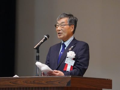 谷口功 国立高等専門学校機構理事長は「鳥羽商船高専は、地域と連携しながら、その海洋立地を十分に活用した教育が行われている。グローバルな視点での人材育成にも力を入れていて、これからの日本を支える人材がここから育っていることに今後も注目していただきたい」と謝辞を述べました。