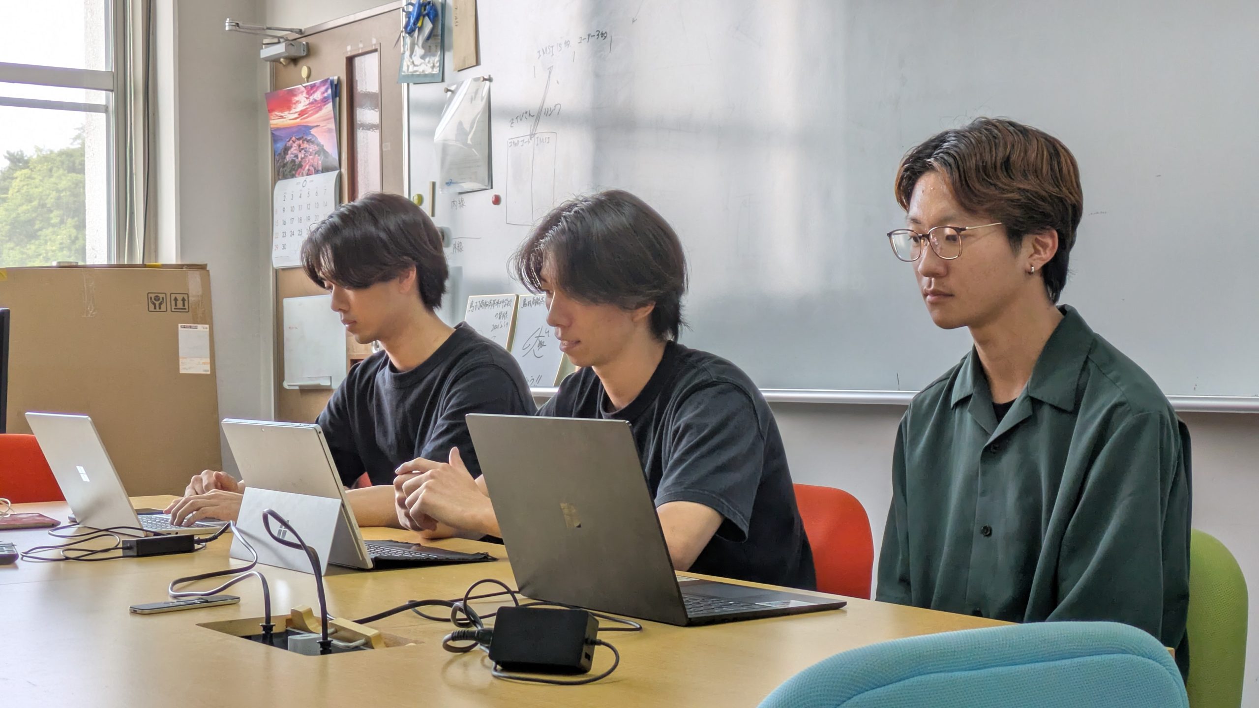 zoom取材を受ける学生の様子