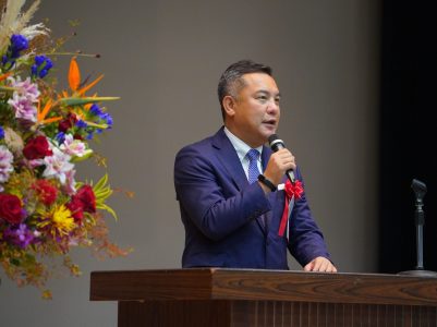 党の高等専門学校小委員会で事務局長を務める鈴木英敬 衆議院議員は「日本の輸出入はほとんどが海運で、それを担う人材を育成する鳥羽商船高専は日本にとって重要な役割を果たしている。これからも地域とともに発展し、グローバルな力を併せ持つ技術者が鳥羽商船高専から輩出していけるよう、引き続き応援していきたい」と祝辞を述べました。